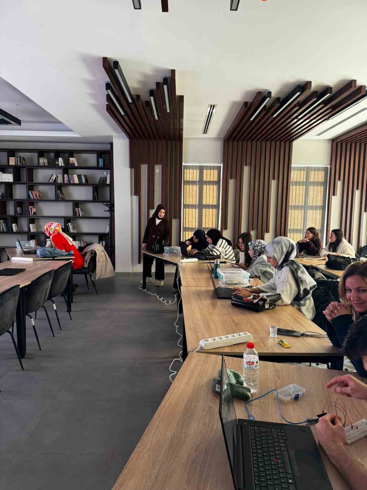 Büyükşehir’in Bilişim Akademisi’nden öğretmen adaylarına robotik kodlama eğitimi