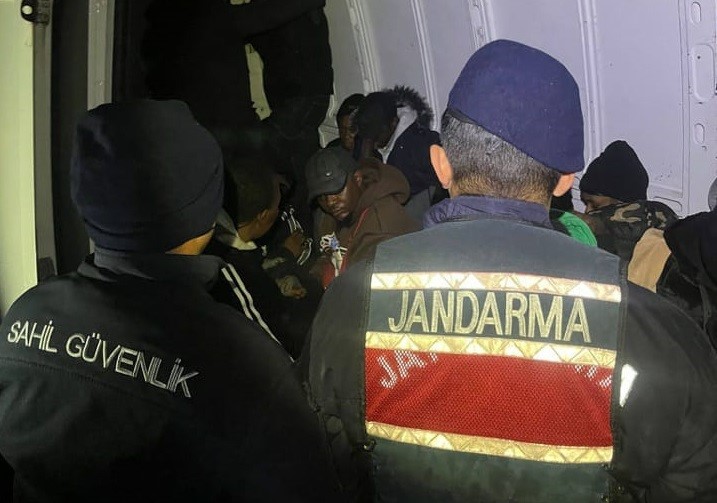 İzmir’de 27 düzensiz göçmen ve 4 göçmen kaçakçısı yakalandı