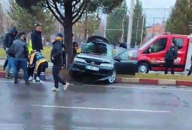 Tavşanlı’da otomobil refüje çıktı: 2 yaralı
