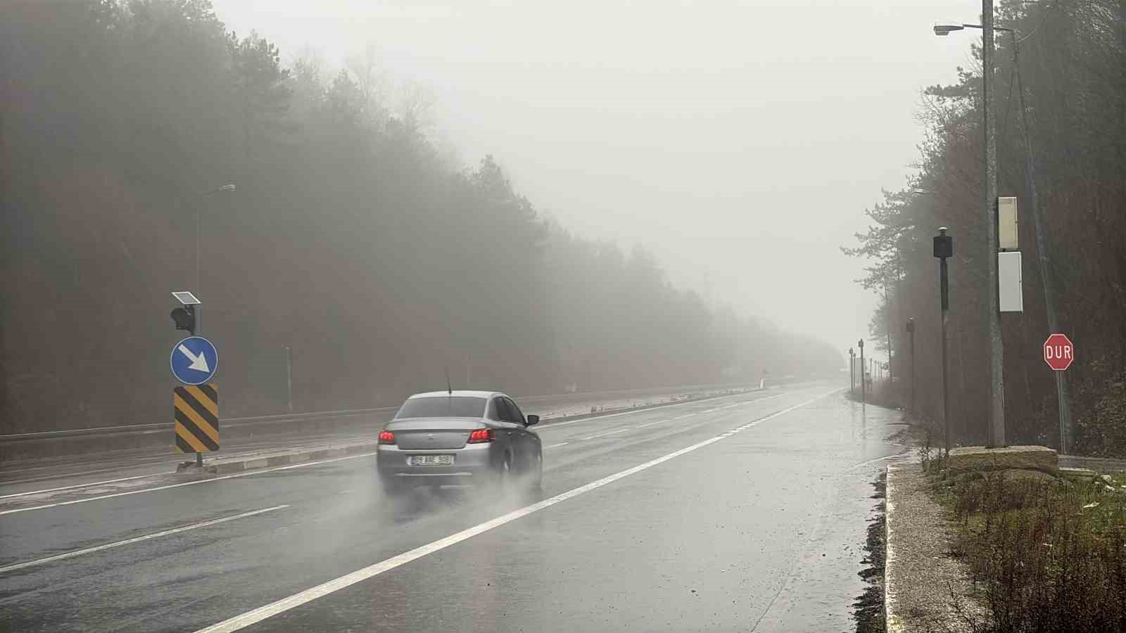 Bolu Dağı’nda sis ve sağanak sebebiyle görüş mesafesi 30 metreye düştü