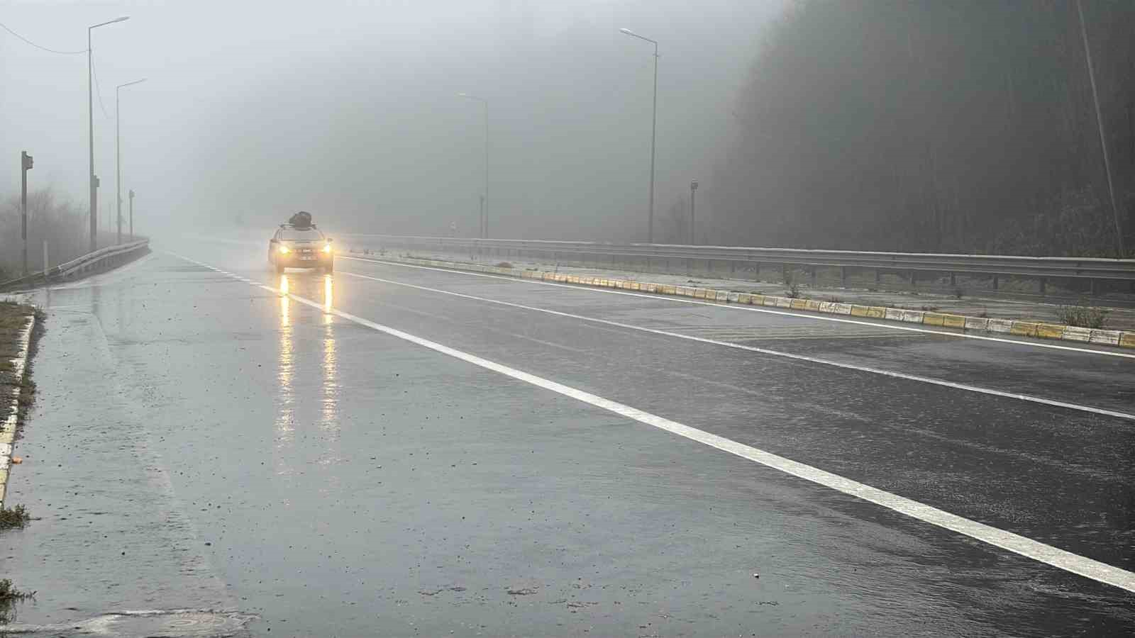 Bolu Dağı’nda sis ve sağanak sebebiyle görüş mesafesi 30 metreye düştü