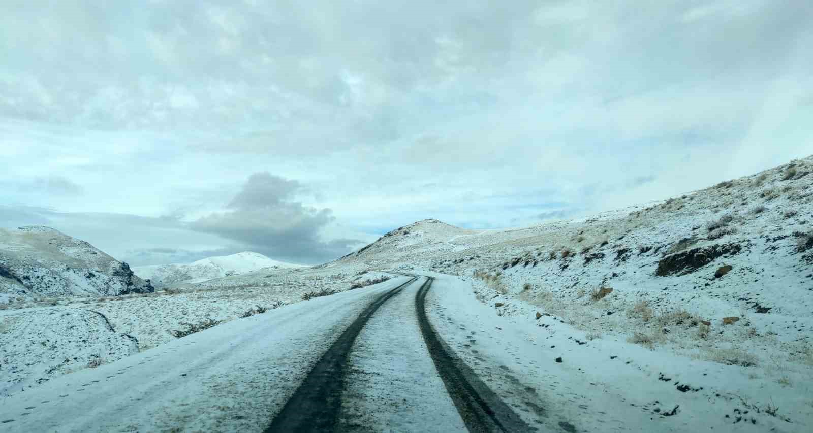 Van’da kış yüzünü gösterdi: Erek Dağı ve çevresi beyaza büründü