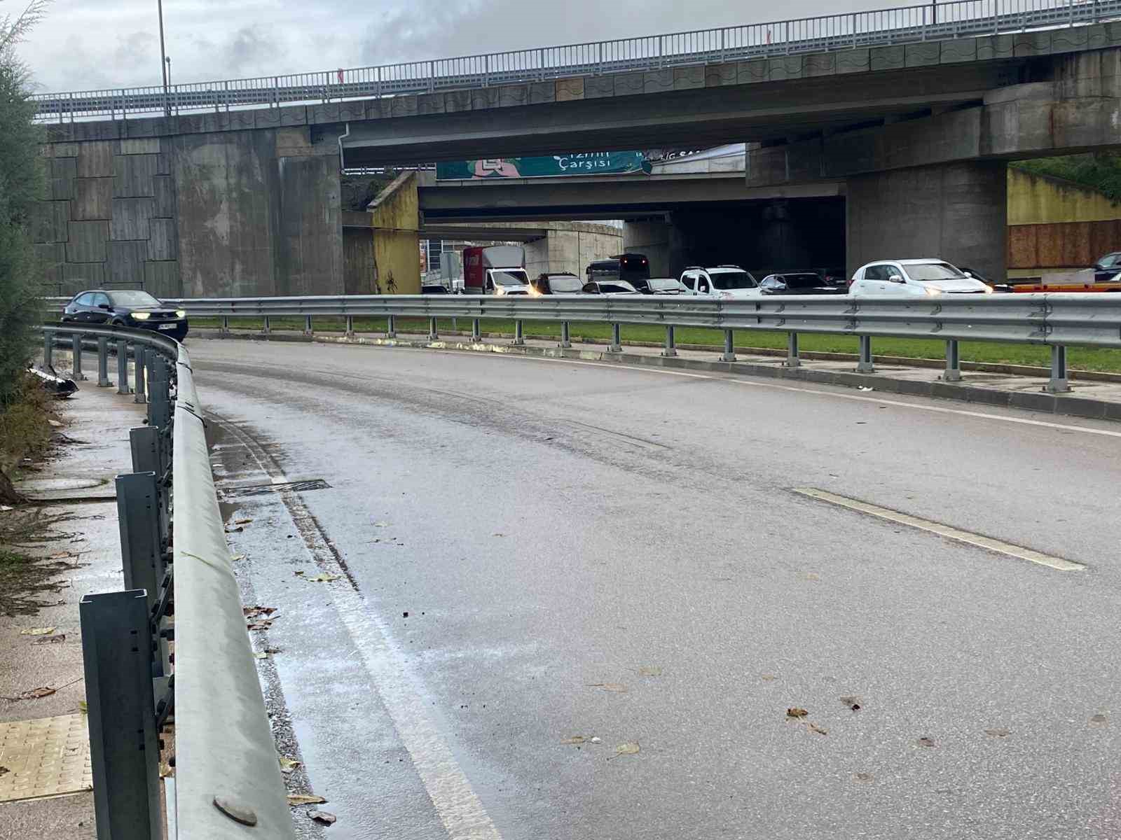 Yağışlı havada bariyere çarpan motosikletin sürücüsü hayatını kaybetti
