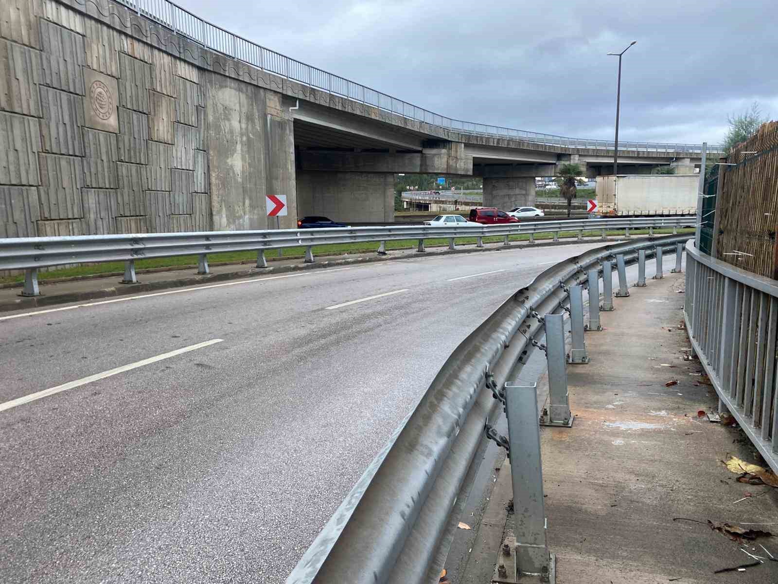 Yağışlı havada bariyere çarpan motosikletin sürücüsü hayatını kaybetti
