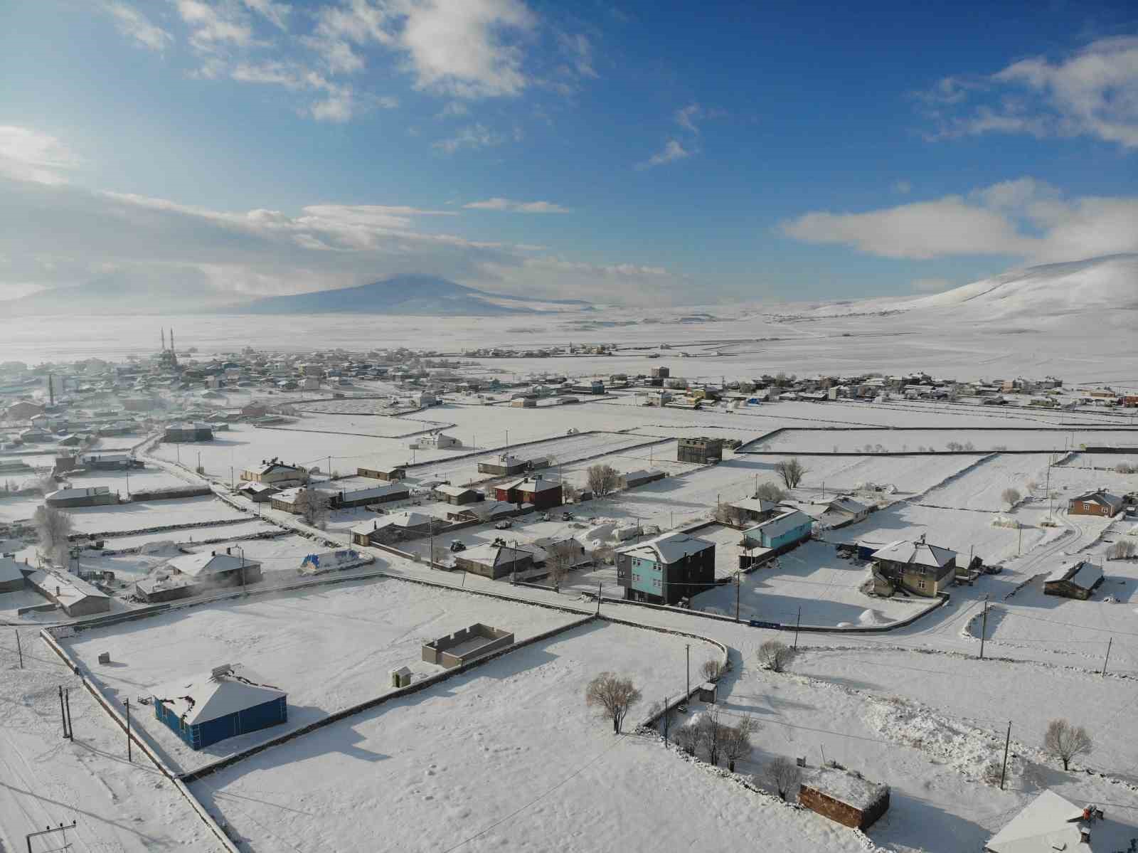 Kars beyaz örtüsünü çekti, buzlanan yolda tır kaldı