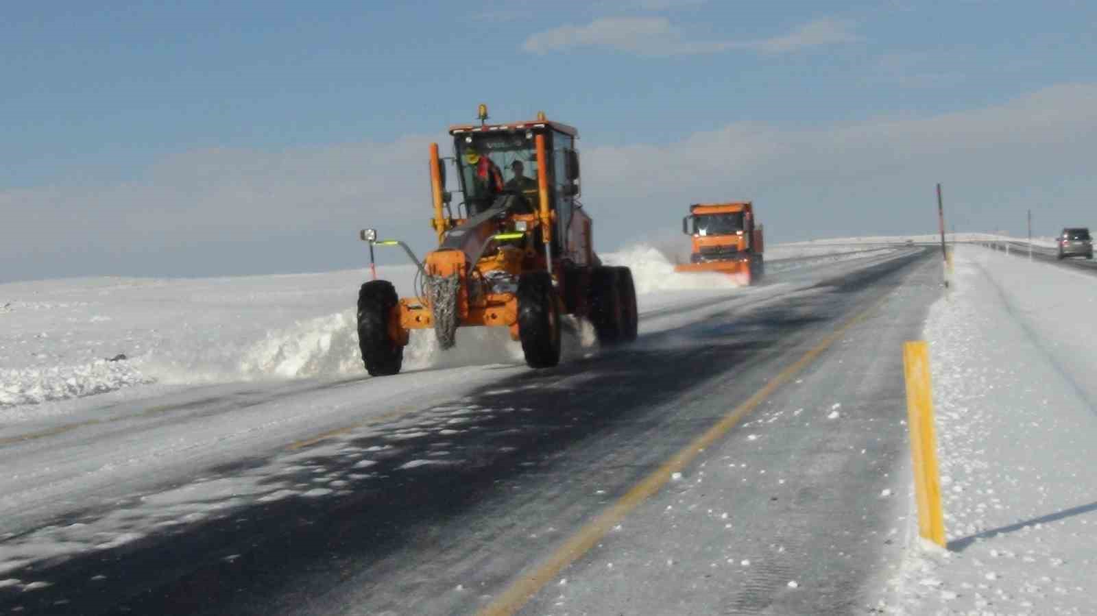Kars beyaz örtüsünü çekti, buzlanan yolda tır kaldı