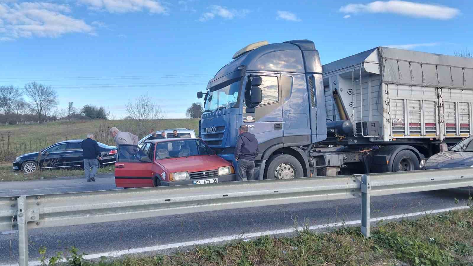 Tır, çarptığı otomobili 20 metre sürükledi
