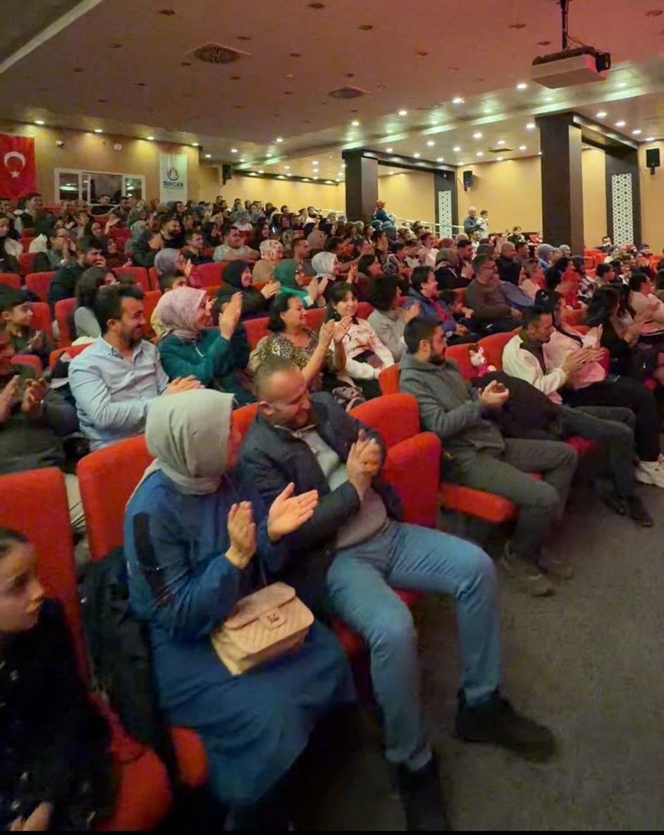 Ankara’da hem çocuklara hem yetişkinlere tiyatro gösterimi