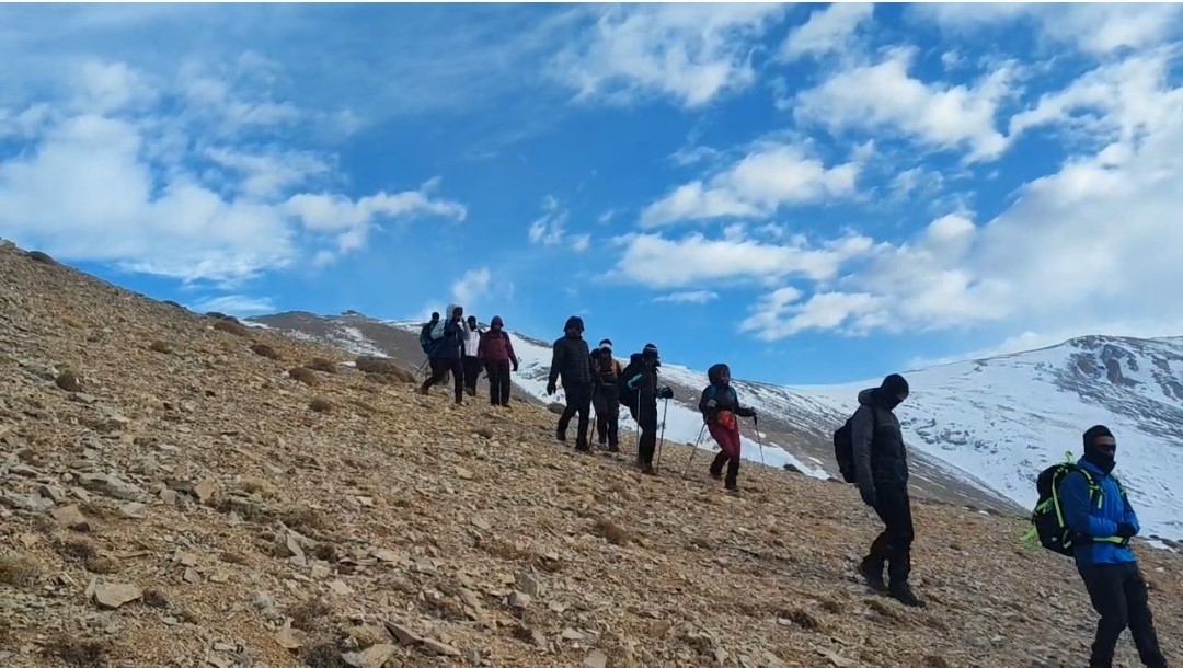 Doğaseverler 3 bin 395 rakımlı Vivara Dağı’nda zirve yaptı
