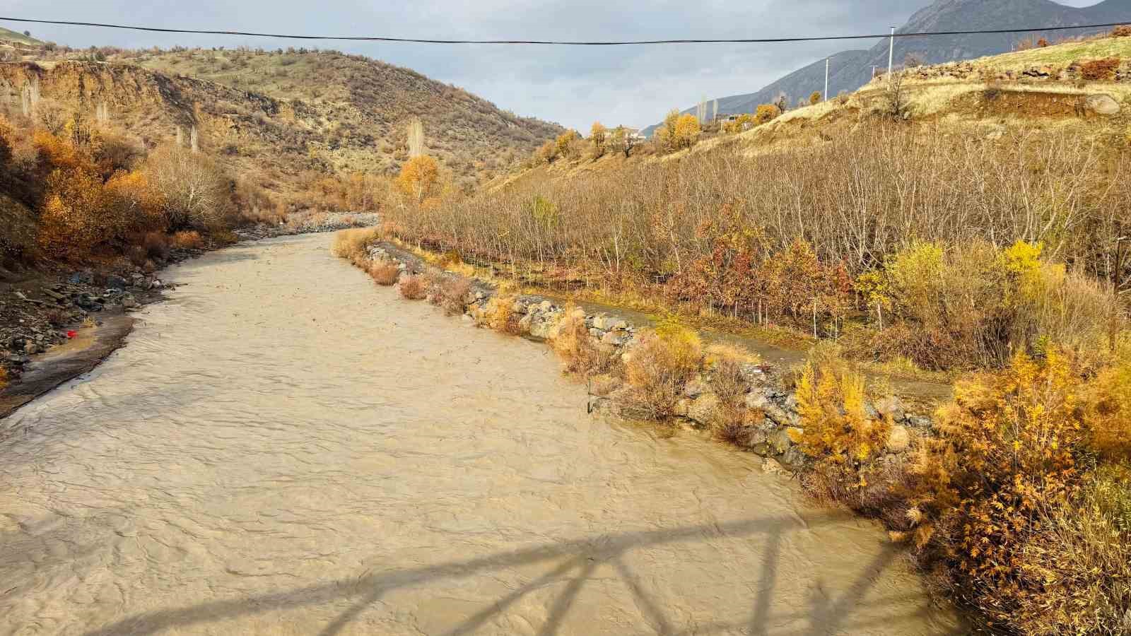 Şırnak’ta yağış sonrası Hezil Çayı coştu, suyun debisi yükseldi
