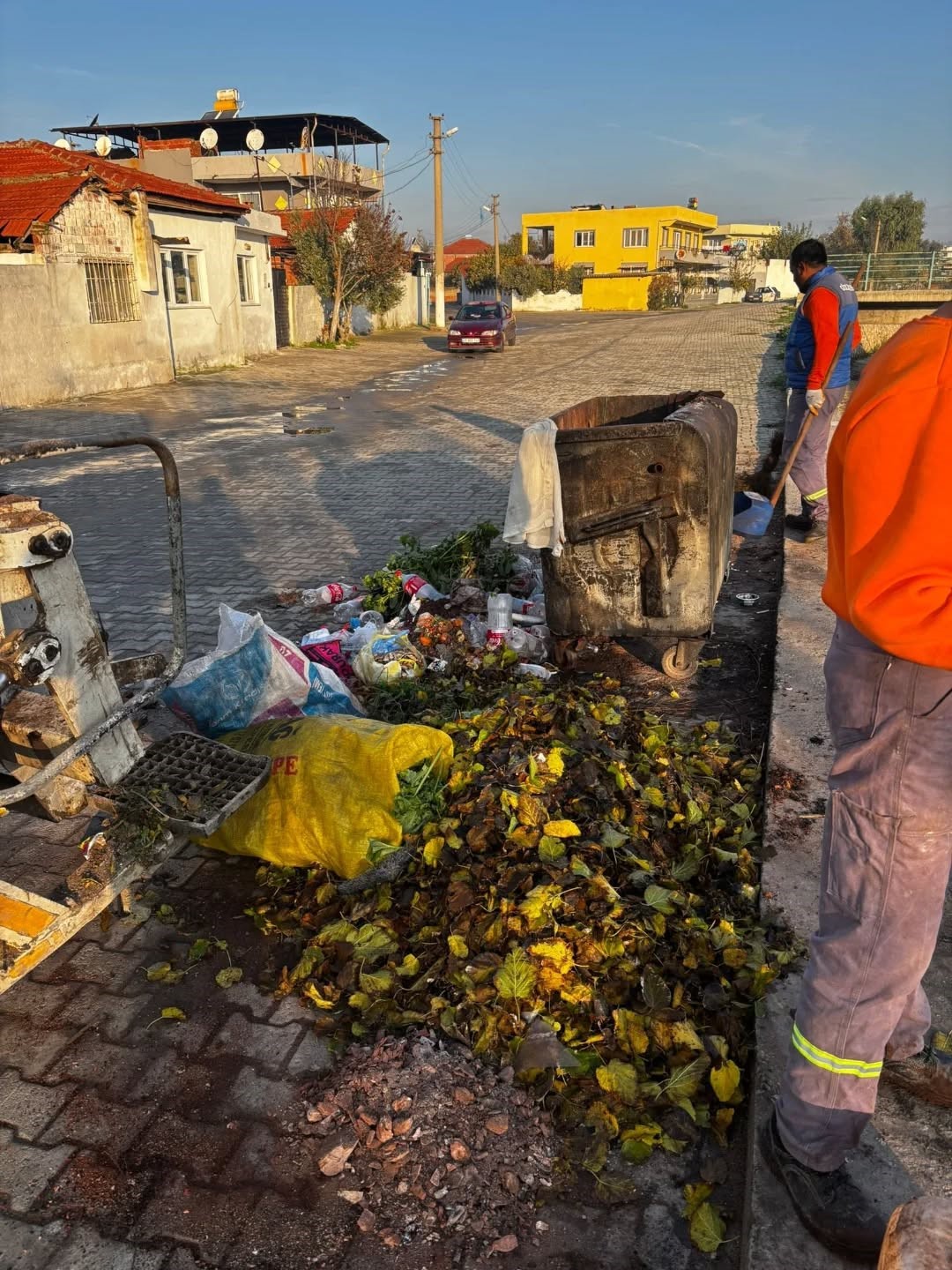 Çöp konteynerleri ilçe kanalına atıldı, belediye hukuki süreç başlatacak