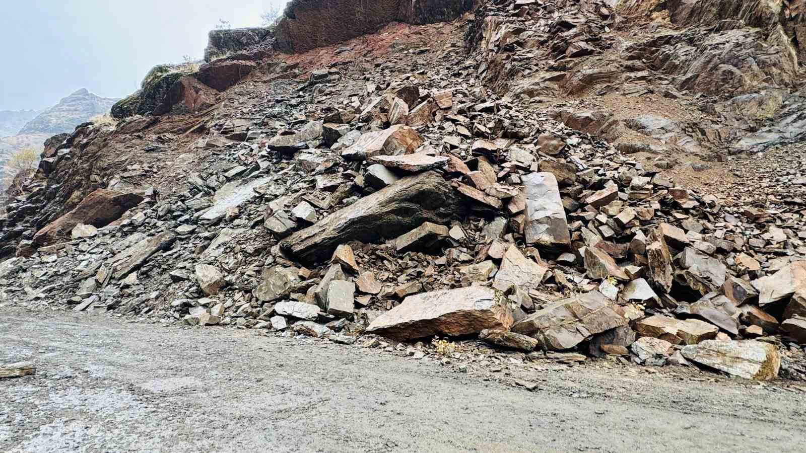Yağış sonrası kopan kaya parçaları yolu ulaşıma kapattı
