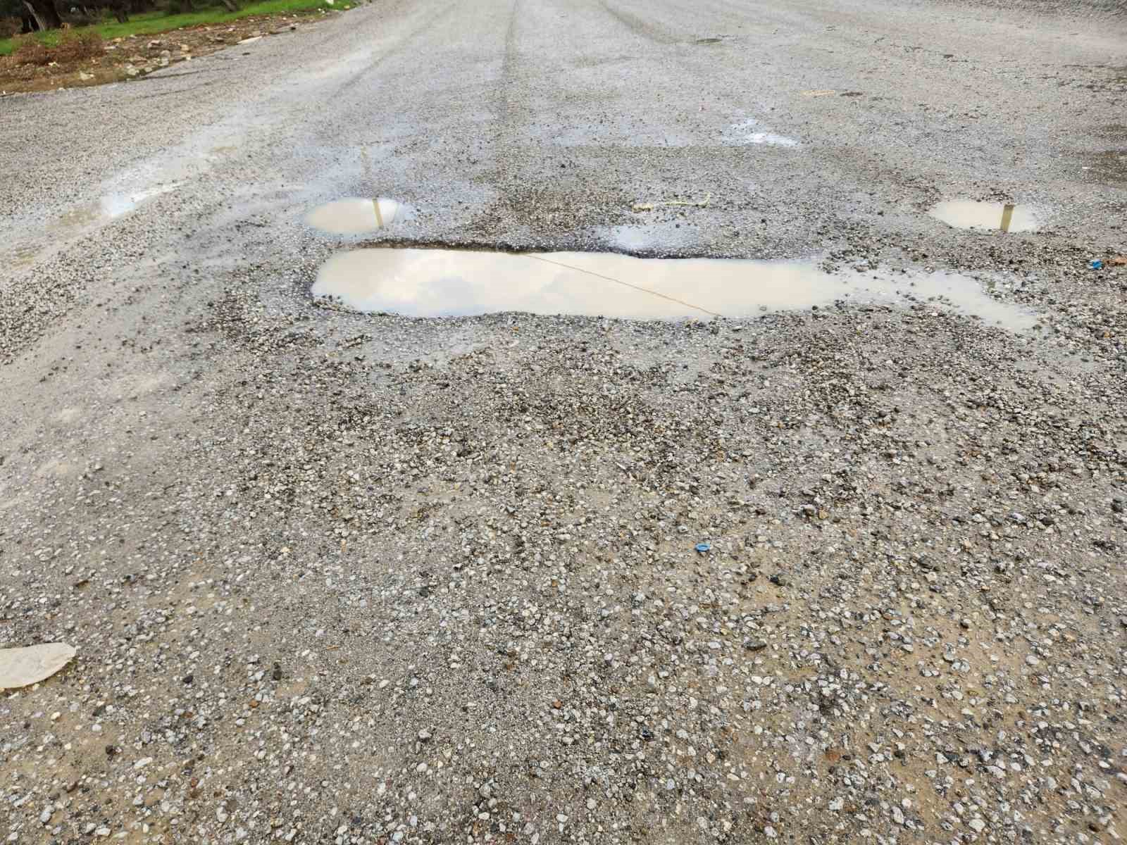 Edremit’te yeni yapılan yolda bir buçuk ayda çukurlar oluştu