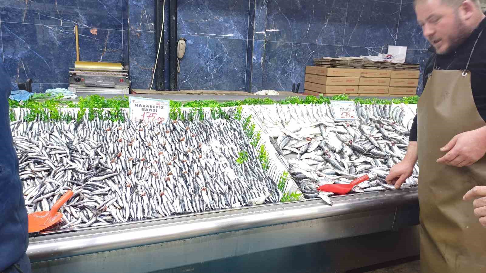 Tezgahlarda palamut yok, hamsi çok