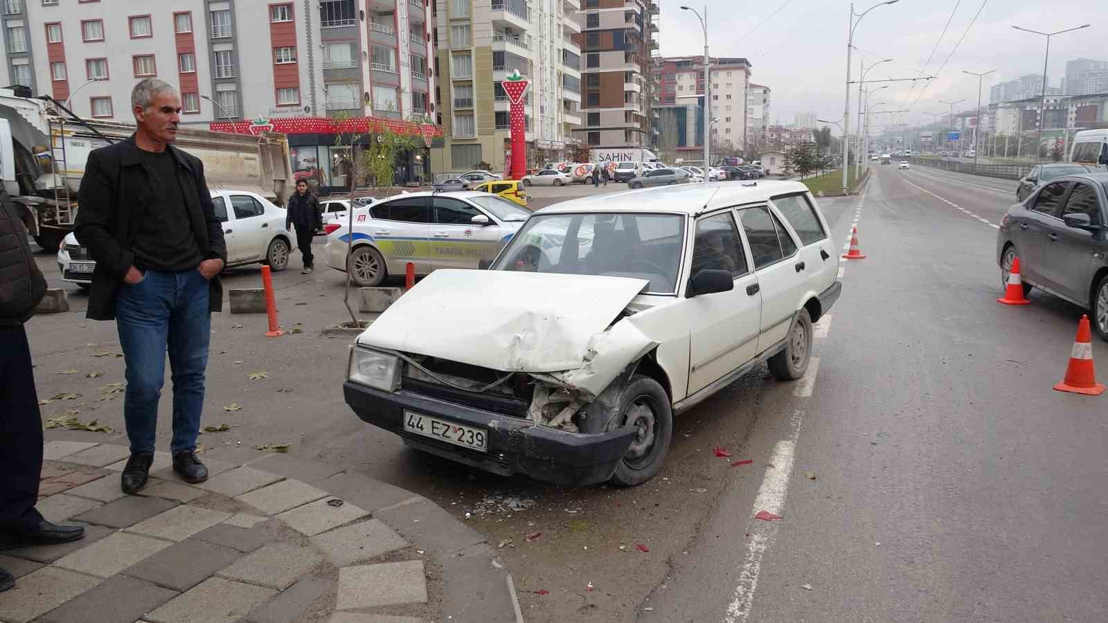 Malatya’da iki otomobil çarpıştı: 2 yaralı