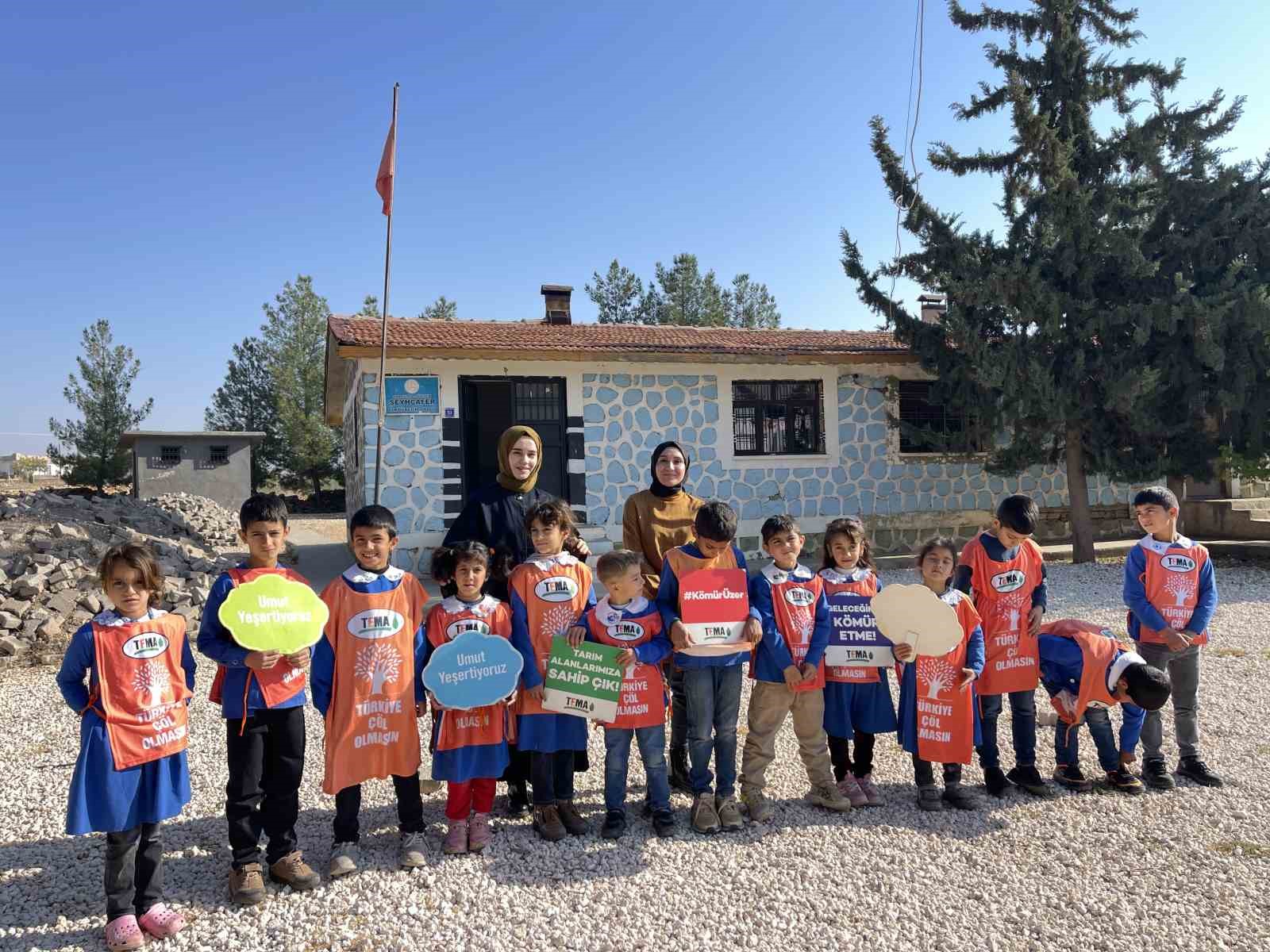 Siverek’te köy okulu öğrencilerine ağaç sevgisi ve çevre bilinci eğitimi
