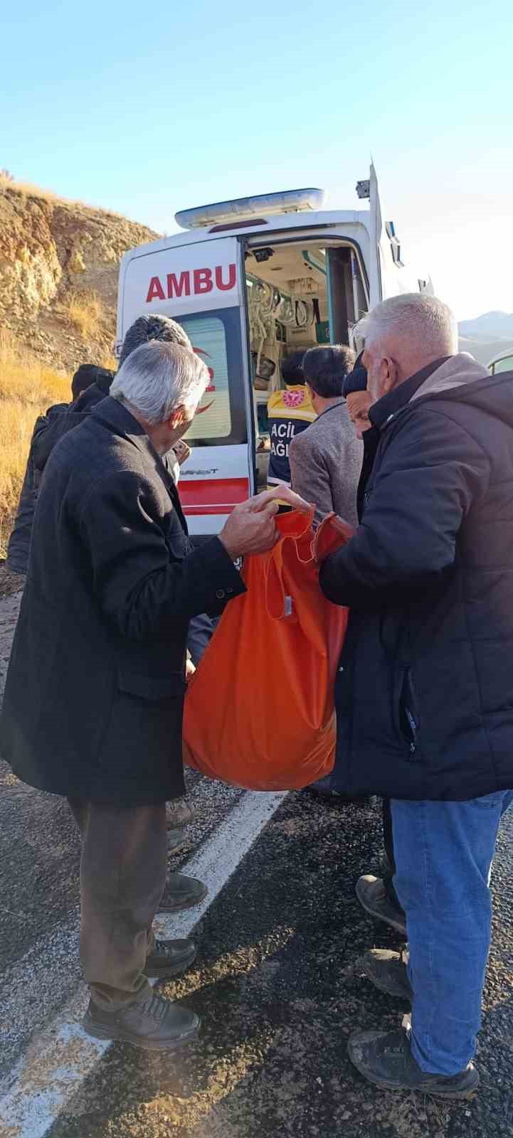 Erzurum’da öğretmenleri taşıyan servis minibüsü devrildi: 7 yaralı
