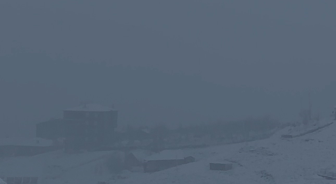 Yüksekova’da yoğun yağışlar uçak seferlerini durdurdu
