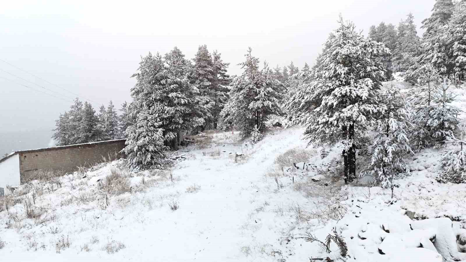 Bolu’nun yükseklerinde kar yağışı etkili oluyor