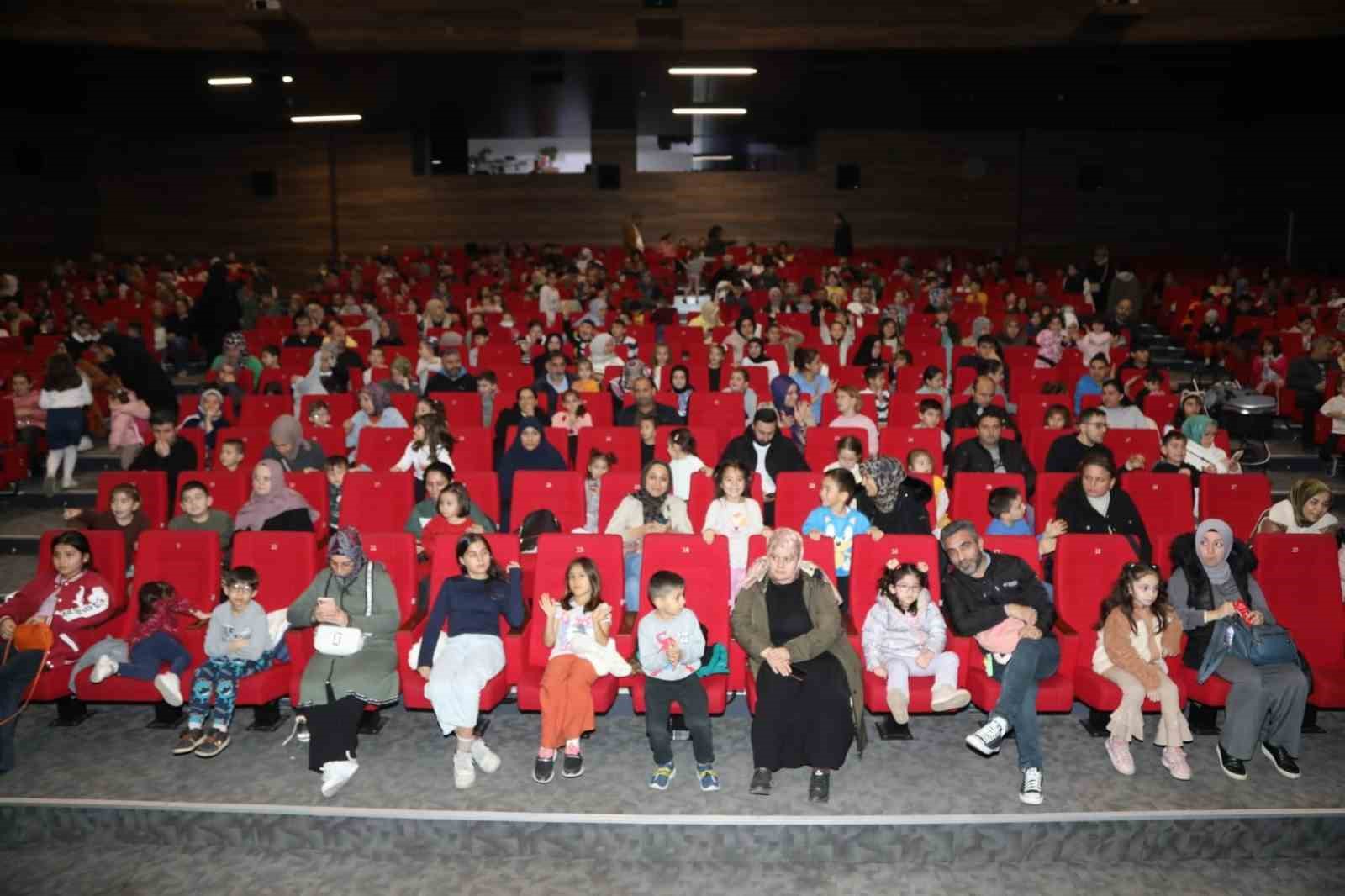 Çayırova’da çocuklar tiyatroyla buluştu
