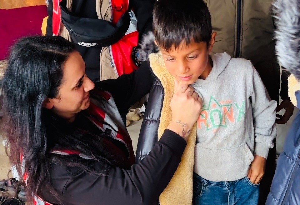 İstanbullu gönüllülerden Şanlıurfa’daki çocuklara hediye bot ve mont