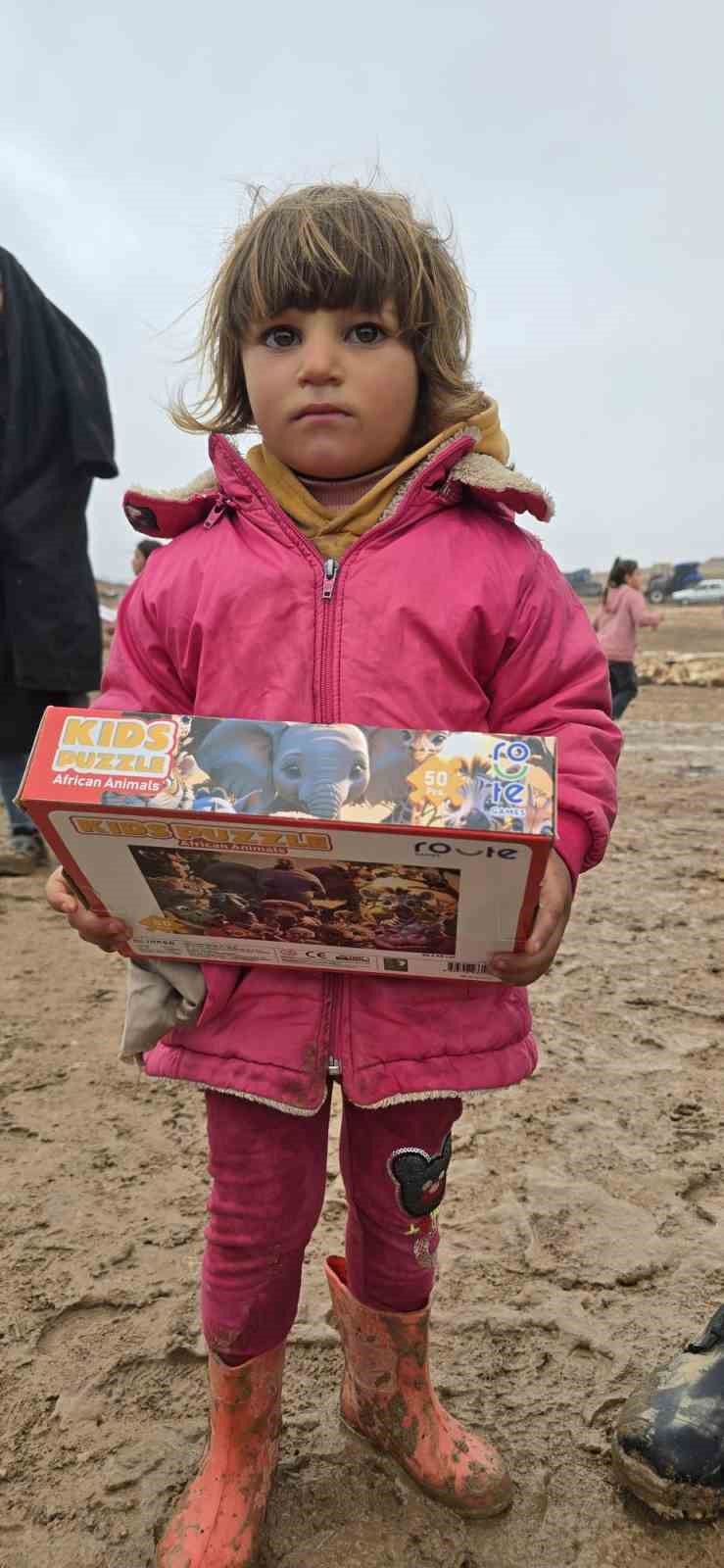 İstanbullu gönüllülerden Şanlıurfa’daki çocuklara hediye bot ve mont
