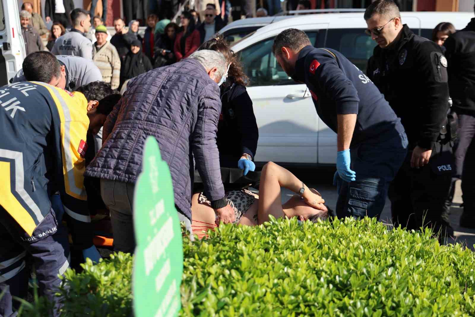 Boşanma duruşmasından çıktı, eşini sırtından bıçakladı