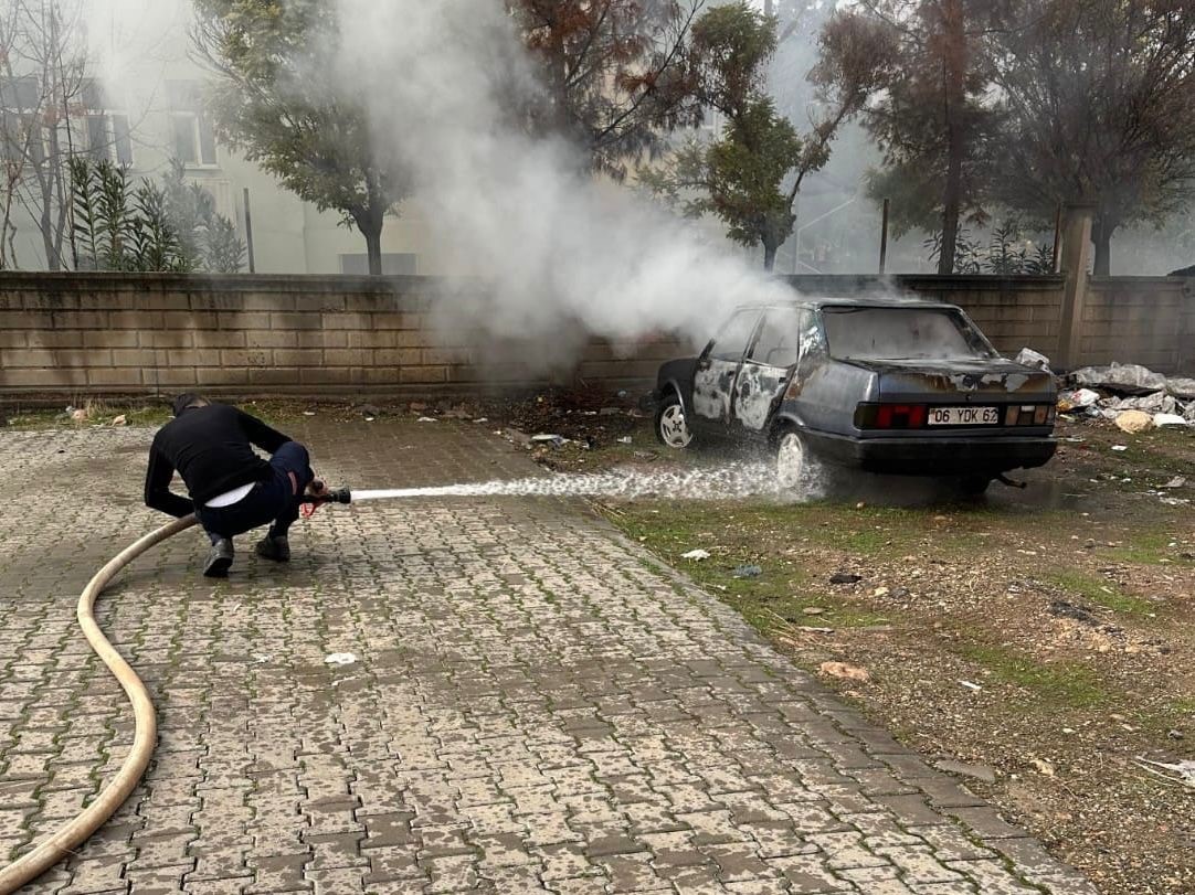Kurtalan’da araç alev topuna döndü