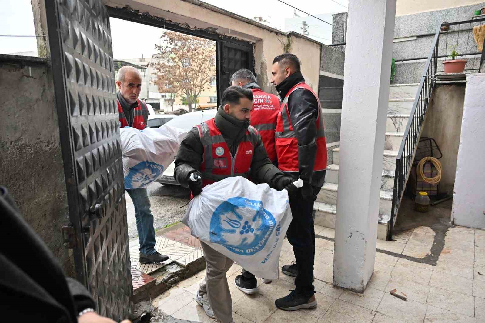 Budanan ağaç dalları ihtiyaç sahiplerini ısıtıyor
