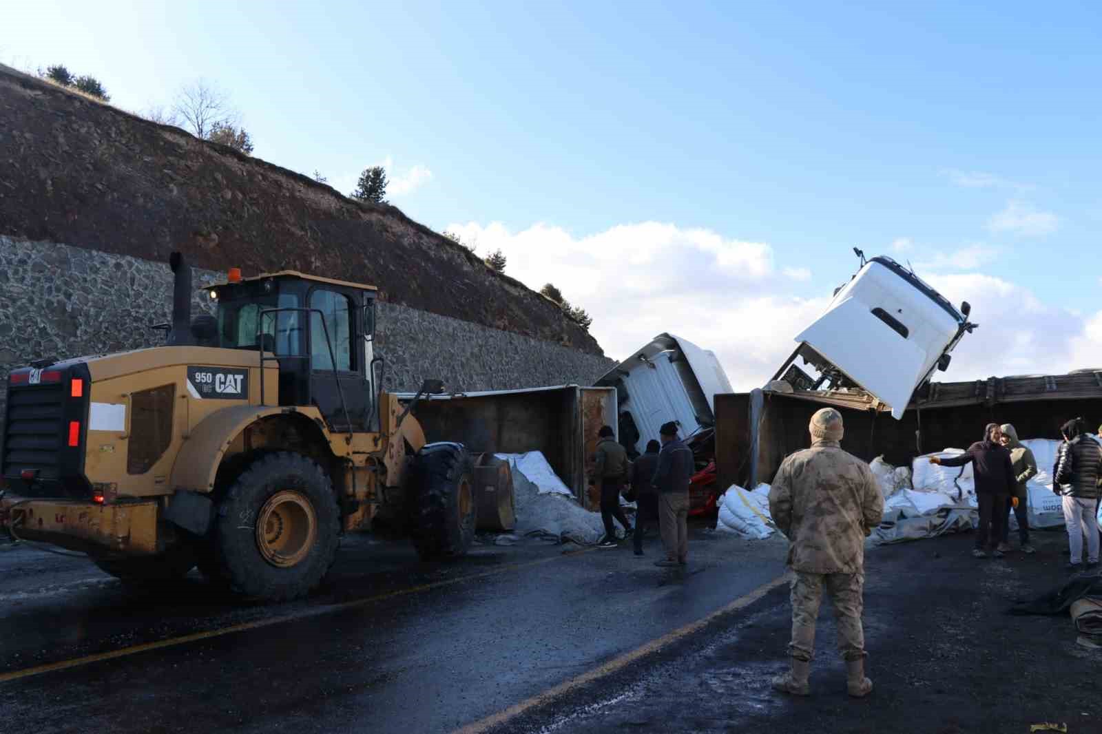 Posof’ta buzda kayan iki tır ve bir otomobil birbirine girdi: 1 yaralı
