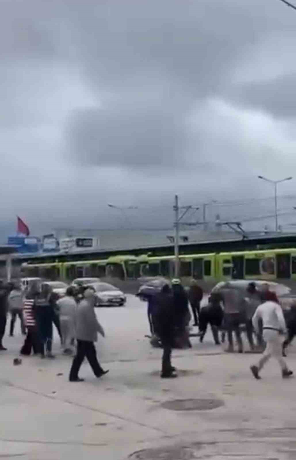 Bursa&rsquo;da savaşı andıran kavga kamerada: Kimi kaskını miğfer yaptı, kimi sopayı kılıç gibi kullandı