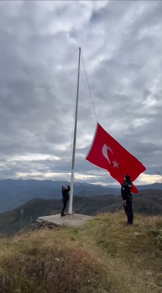 Giresun Valiliği müdahale etti; Yıpranan Türk bayrağı yenilendi
