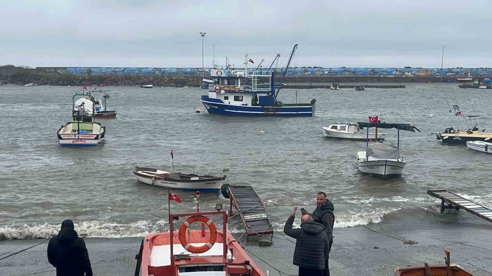 Akçakoca’da fırtına etkili oluyor

