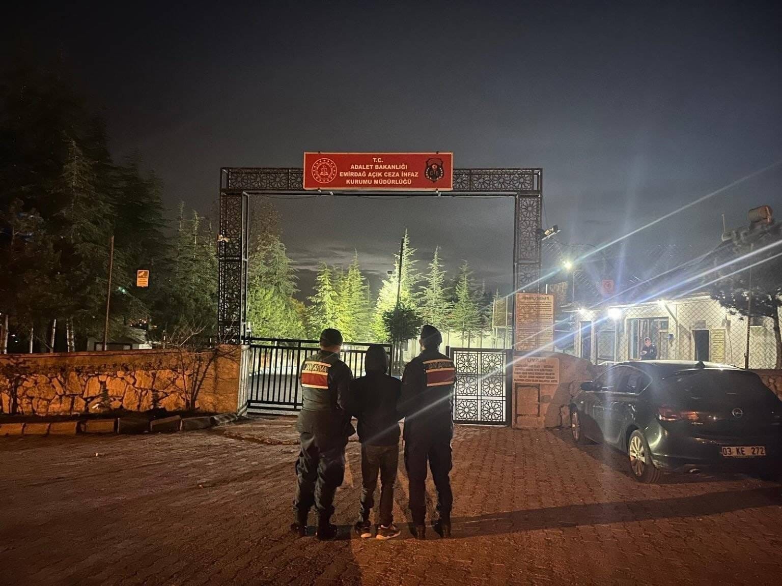 Jandarma çeşitli suçlardan aranan 42 kişiyi yakaladı
