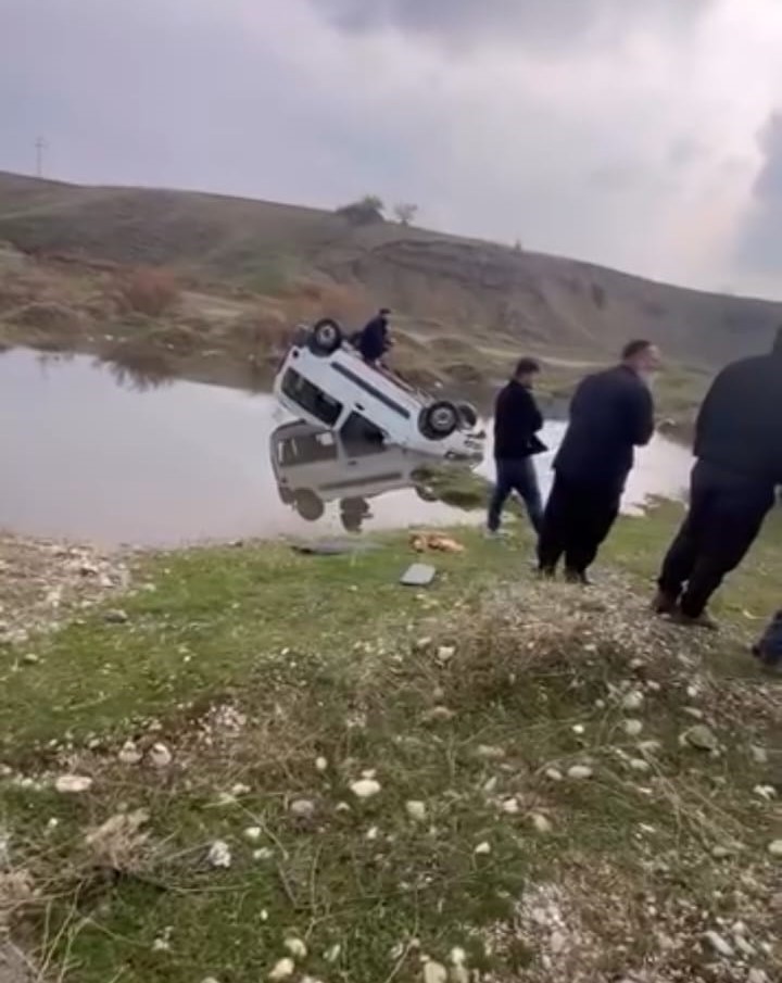 Batman’da hafif ticari araç yapay gölete uçtu, sürücü yaralandı