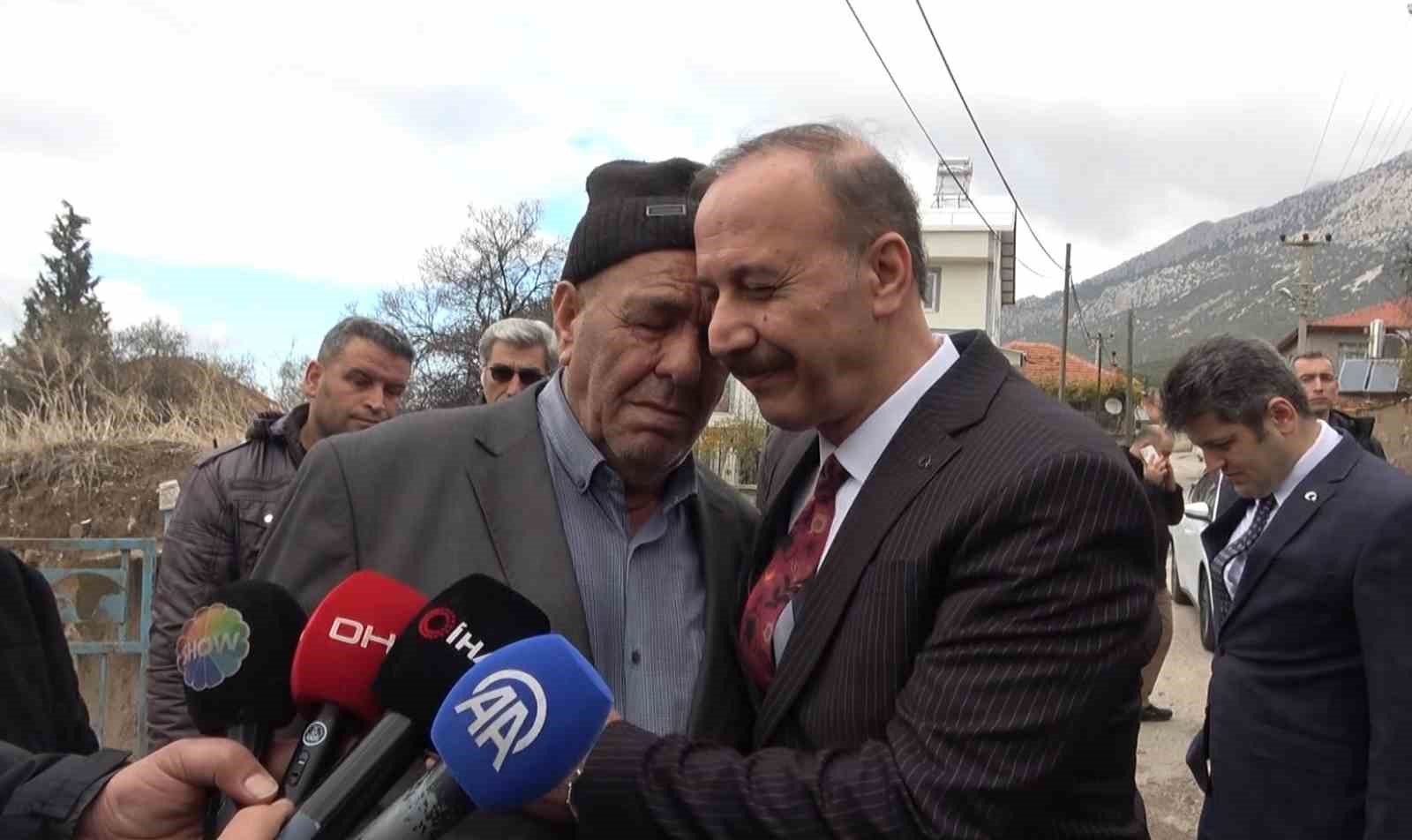 Kayıp baş arama çalışmalarında acılı baba, Vali Erin’e sarılarak gözyaşlarına boğuldu