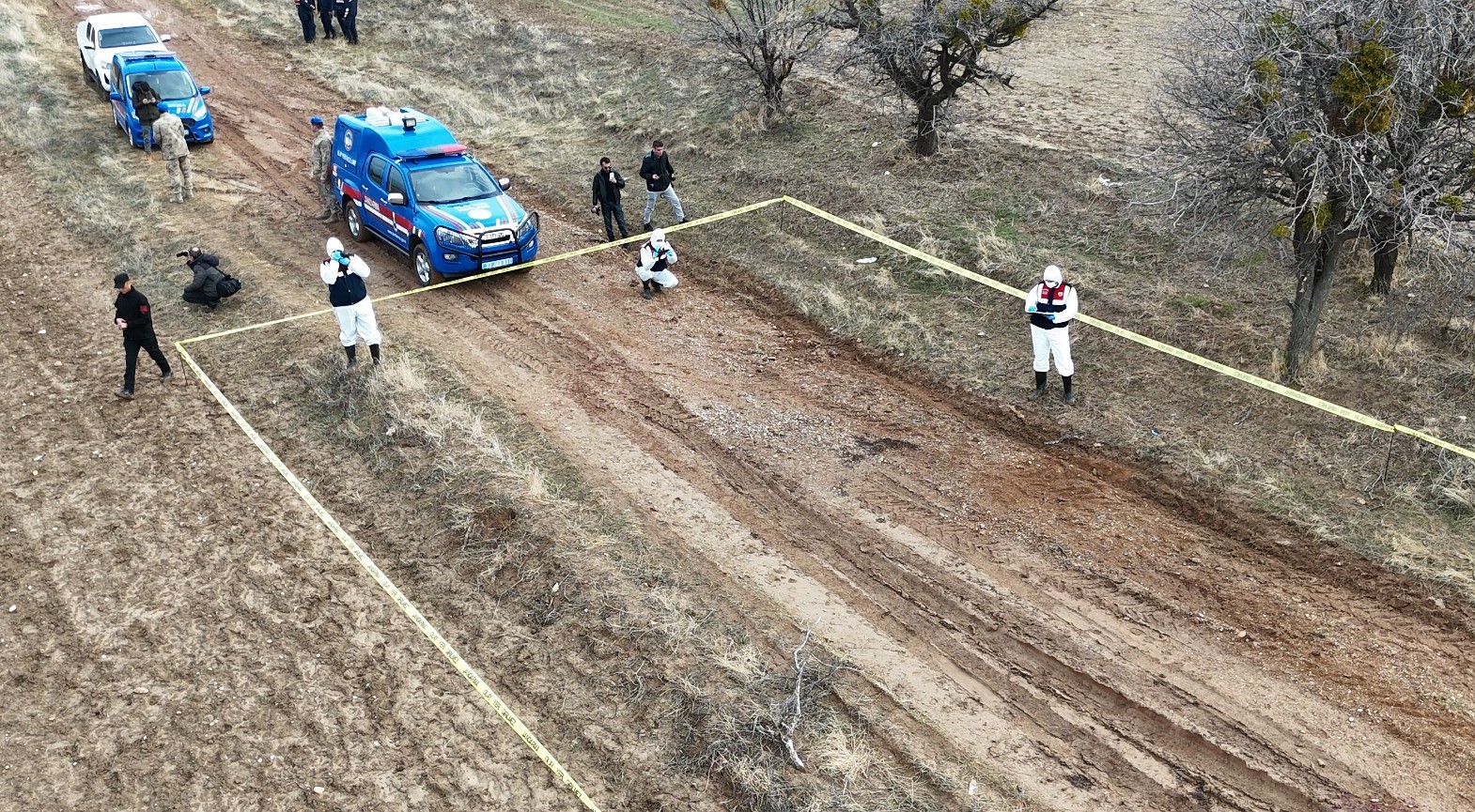 Kayıp baş arama çalışmalarında acılı baba, Vali Erin’e sarılarak gözyaşlarına boğuldu
