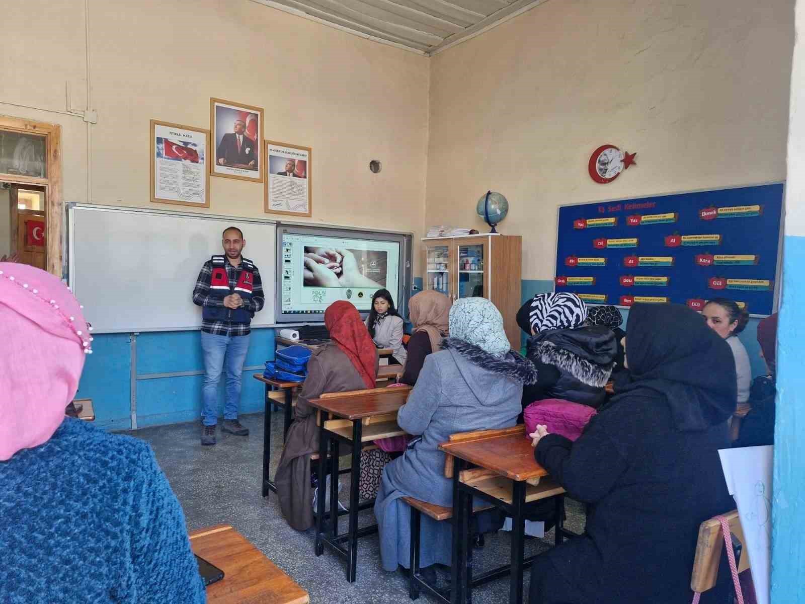 Kars’ta jandarmadan "En İyi Narkotik Polisi Anne" eğitimi
