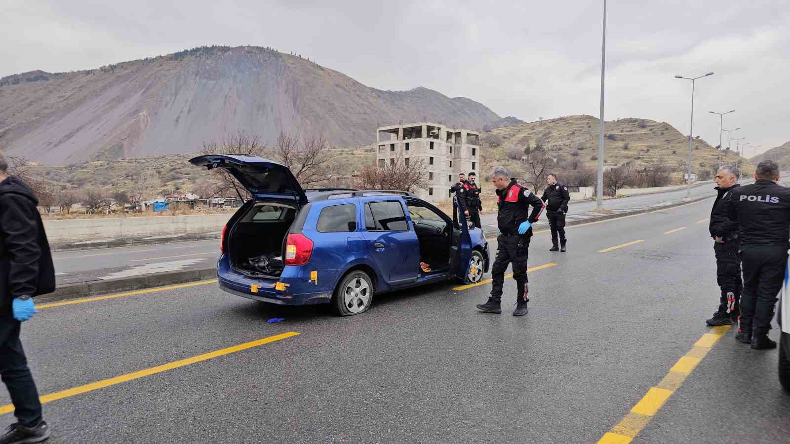 Kayseri’de 3 polis aracına çarparak kaçan şüpheli araç lastiklerine ateş edilerek yakalandı
