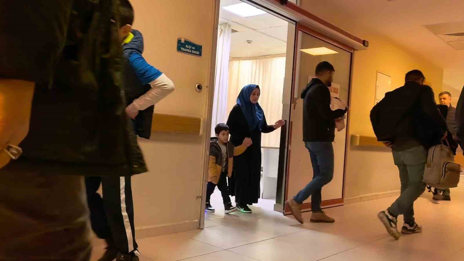 Yoldan çıkan otomobil ağaca çarptı: 2’si çocuk 4 kişi yaralandı
