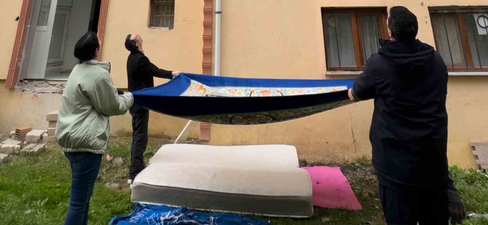 Mahsur kalan kedi için yatak taşıyıp battaniye gerdiler
