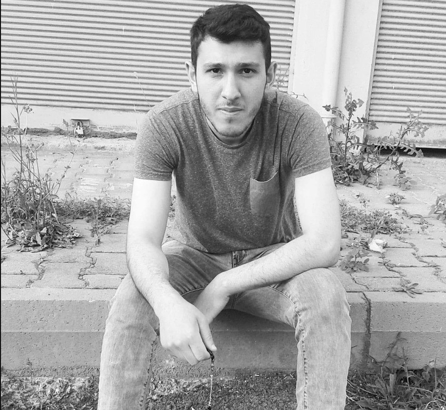 Boşandığı eşini otomobilde vurup canına kıydı
