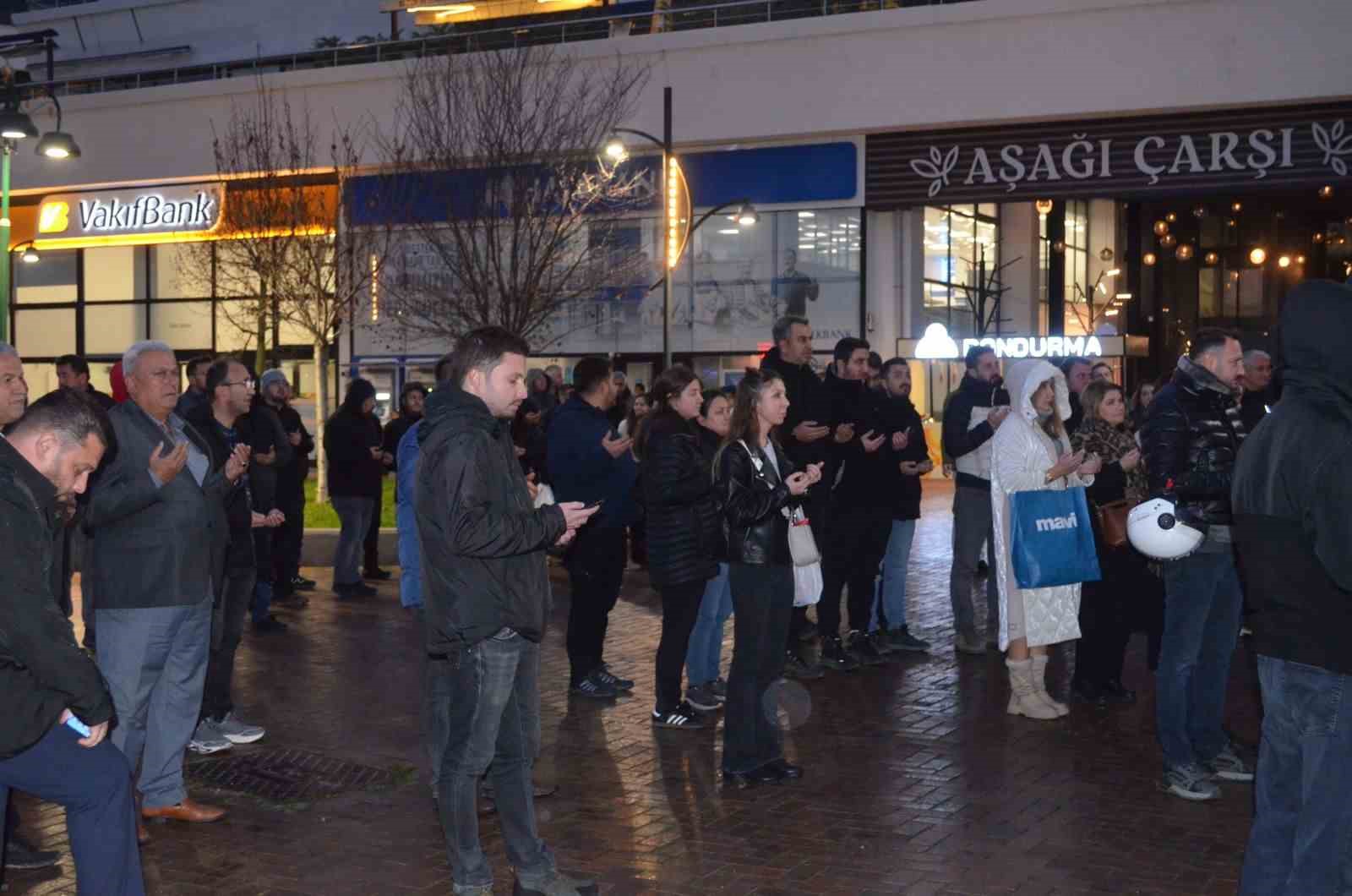Tanju Özcan umre yolculuğuna dualarla uğurlandı
