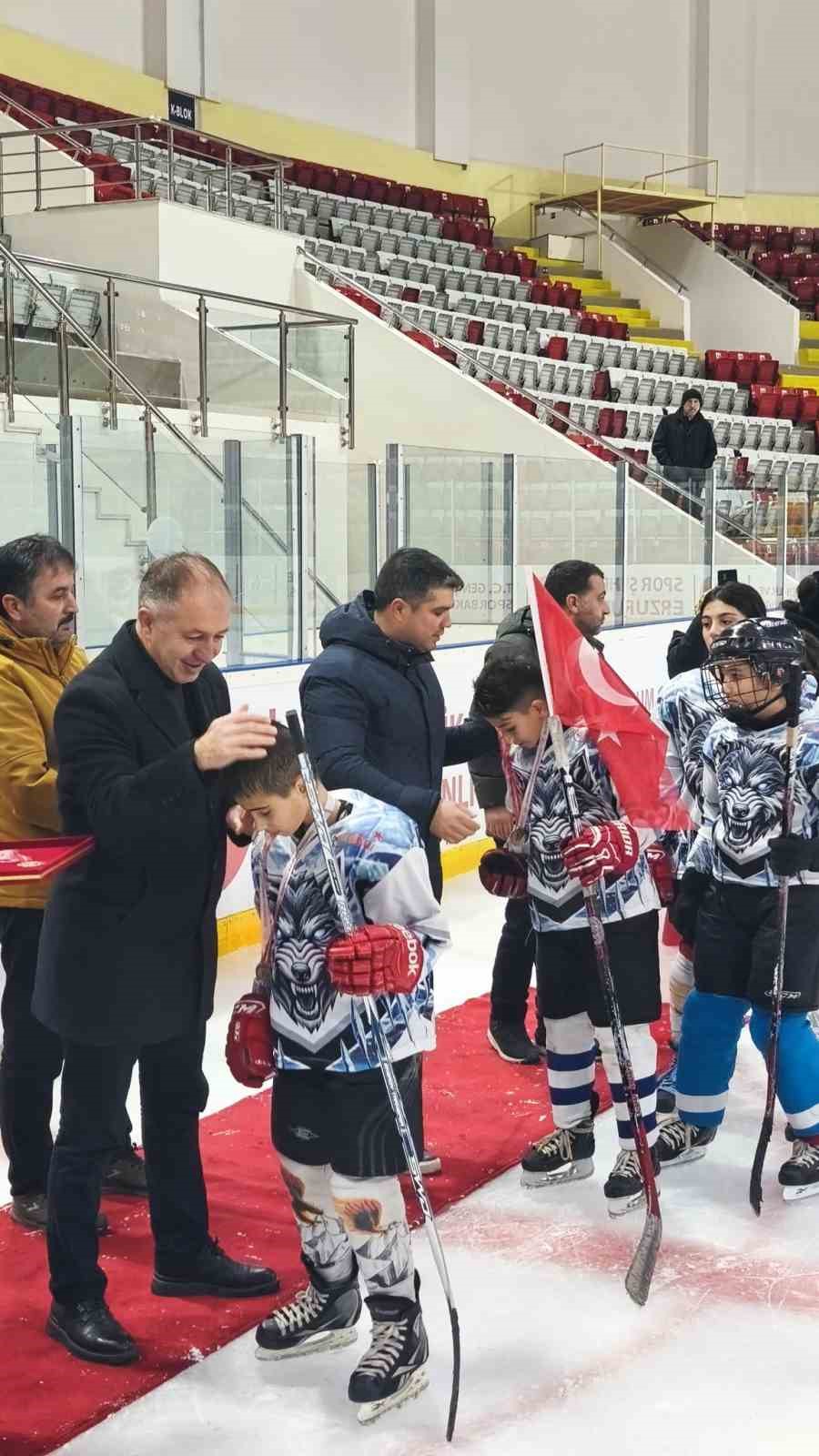 Buzda dostluk r&uuml;zgarı esti
