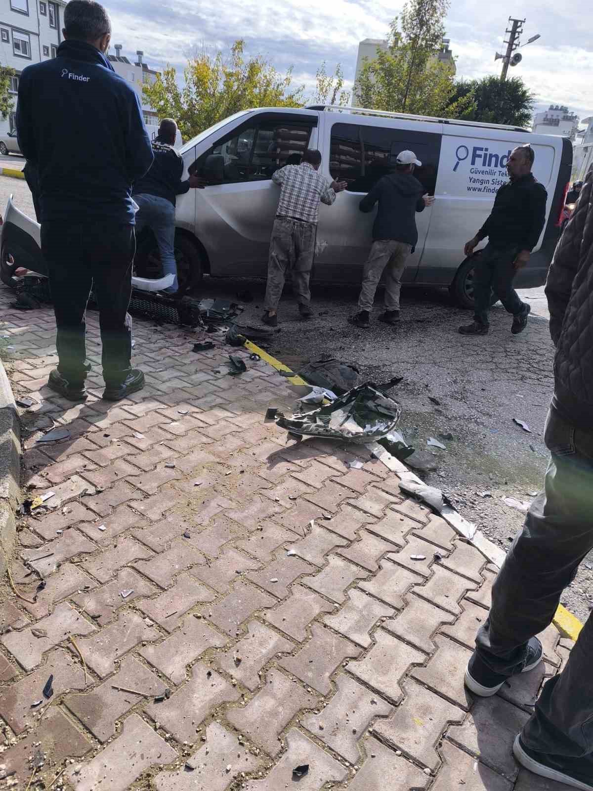 Antalya&rsquo;da hafif ticari ara&ccedil; ile otomobil kavşakta &ccedil;arpıştı: 4 yaralı
