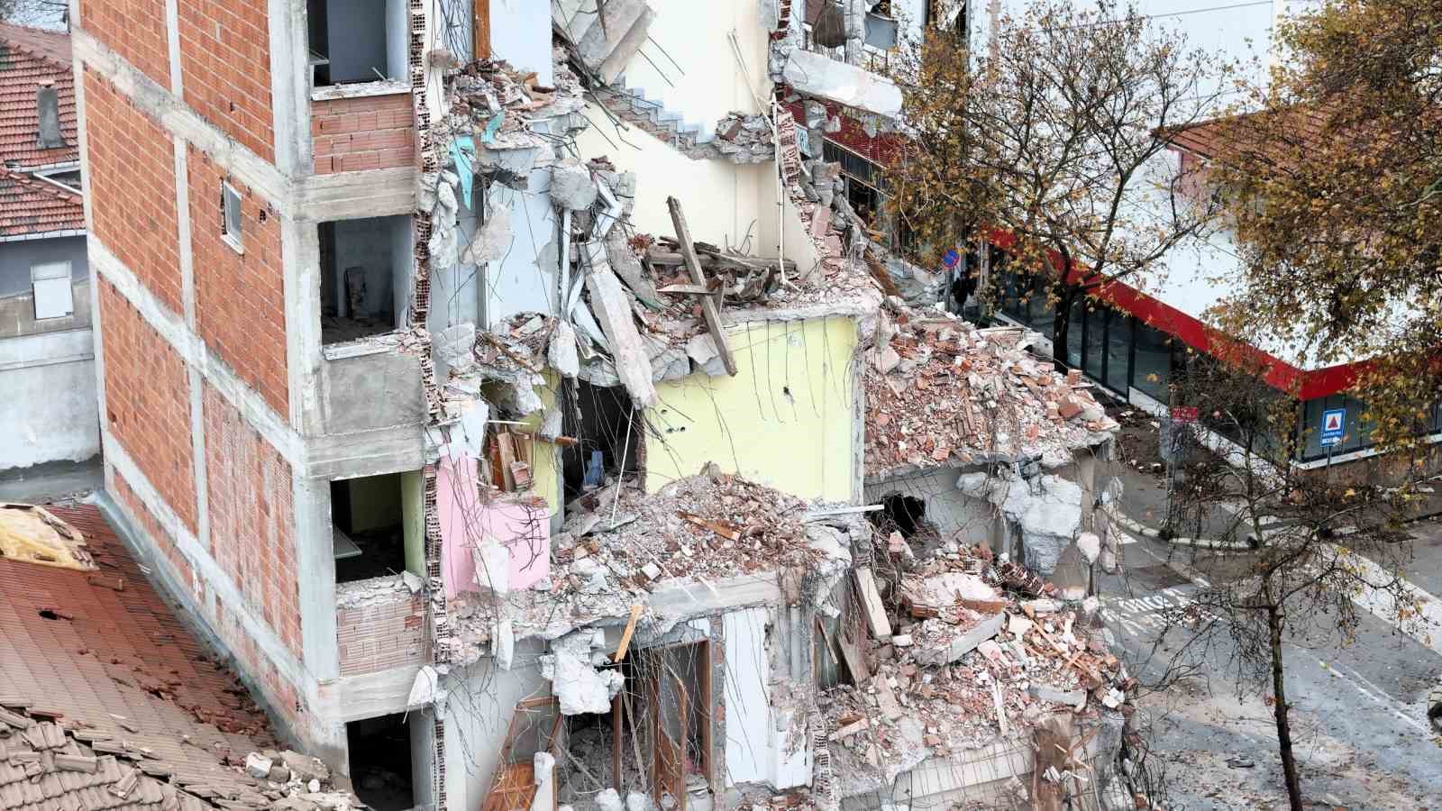 Sındırgı&rsquo;da deprem sonrası yıkımlar yeniden başladı
