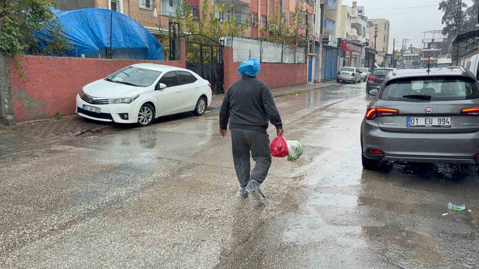 Adana&rsquo;da yağmur hayatı olumsuz etkiledi: Semt pazarı g&ouml;le d&ouml;nd&uuml;
