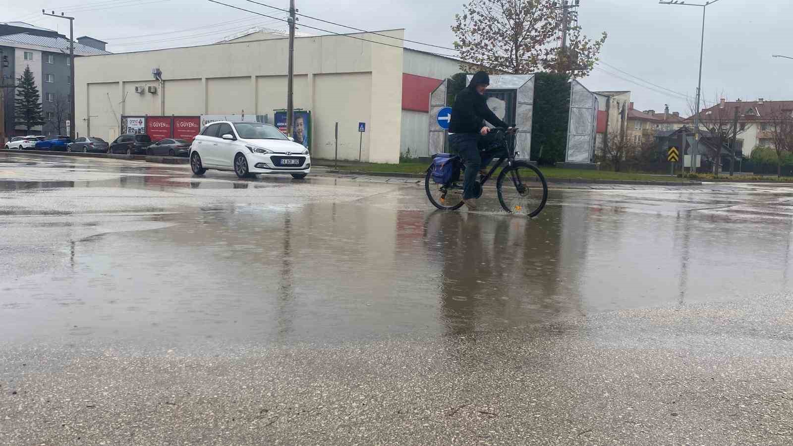 Bolu&rsquo;da sağanak vatandaşlara zor anlar yaşattı
