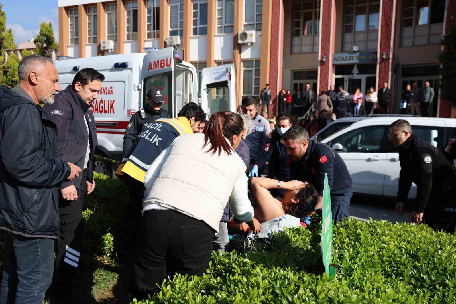 Boşanma duruşmasından &ccedil;ıktı, eşini sırtından bı&ccedil;akladı
