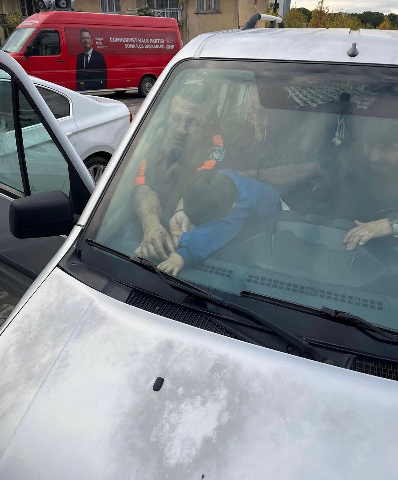 Parmakları aracın havalandırmasına sıkışan çocuğu itfaiye kurtardı